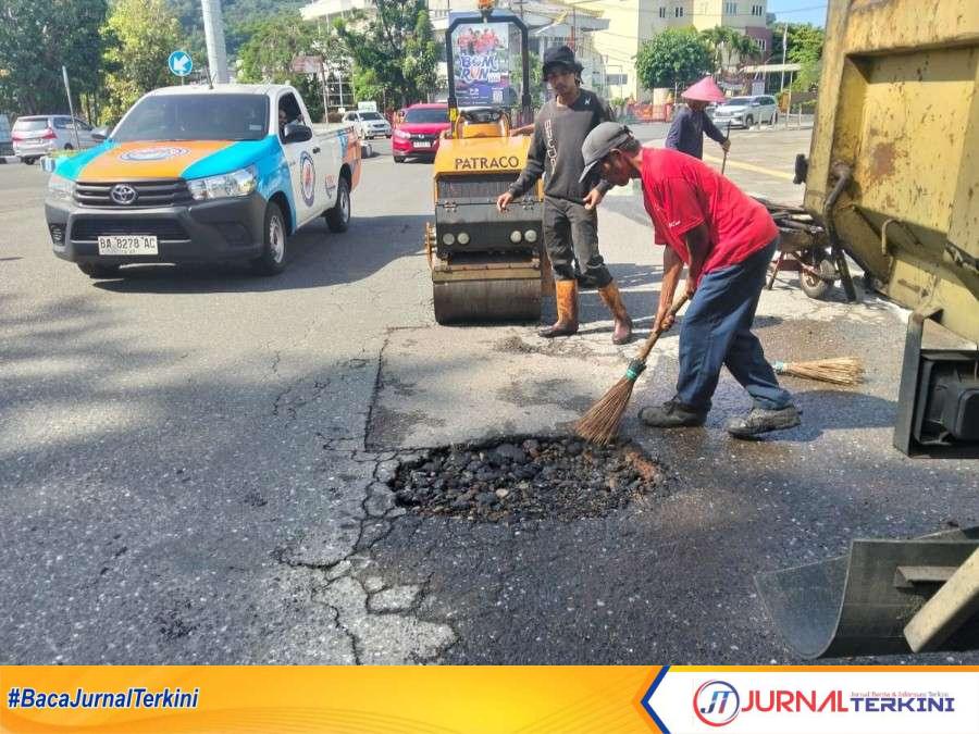 Kegiatan pemeliharaan jalan di Kota Padang (Foto. Prokopim Padang)