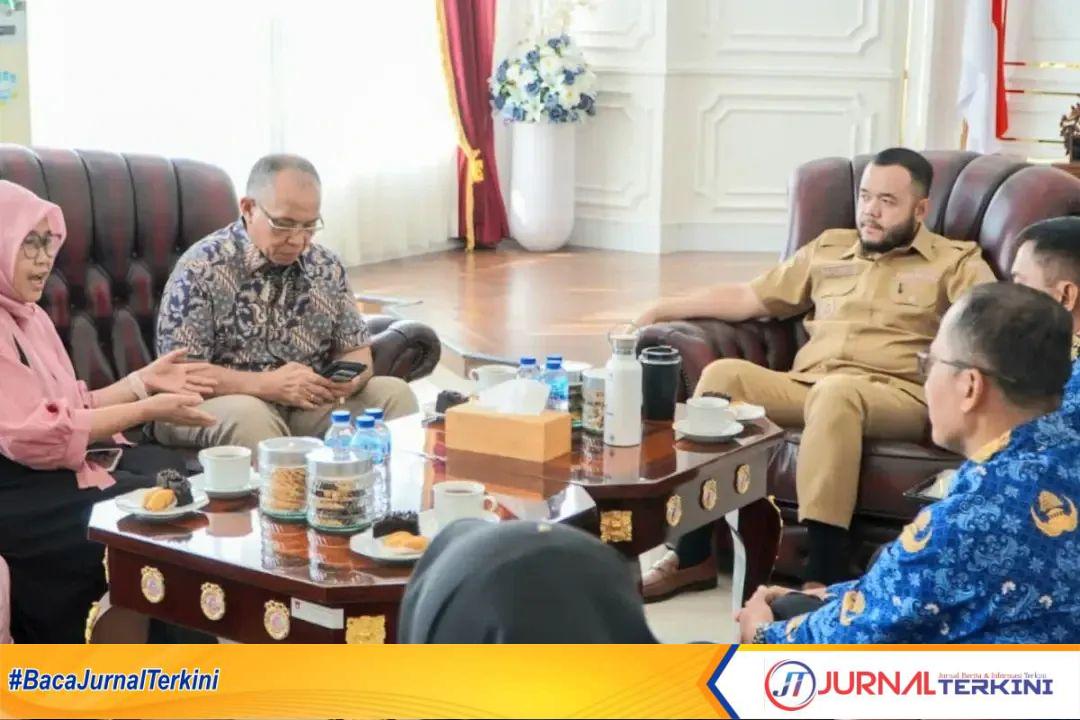 Wali Kota Padang Fadly Amran saat menerima audiensi tim peneliti dari Sekolah Pascasarjana Unand. (Foto Prokopim Padang)