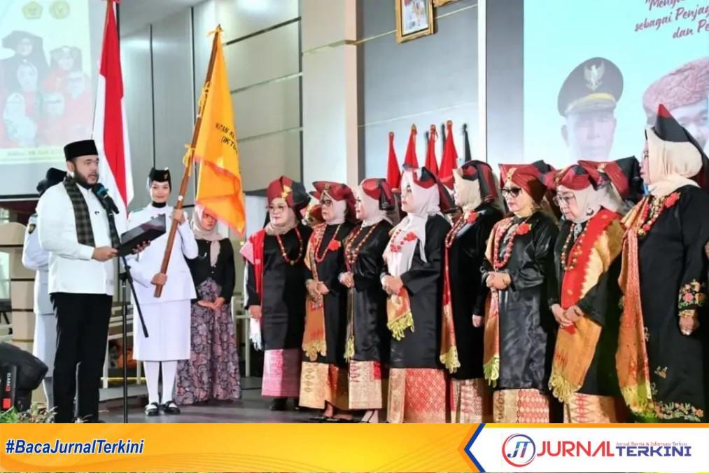 Pengukuhkan Pengurus Bundo Kanduang IKTD Sumbar masa bakti 2026–2031. (Foto Prokopim Padang).