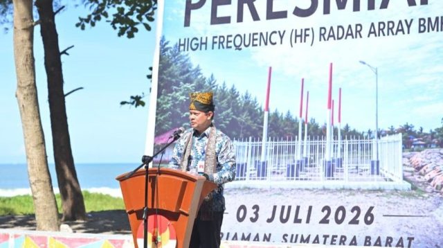 Gubernur Sumbar, Mahyeldi Ansharullah saat peresmikan pengoperasian High Frequency Radar milik BMKG. (Foto Adpim Sumbar).