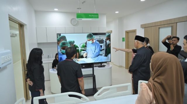 Gubernur Sumbar, Mahyeldi Ansharullah saat meninjau Gedung Baru RSU Bunda Padang. (Foto Adpim Sumbar).