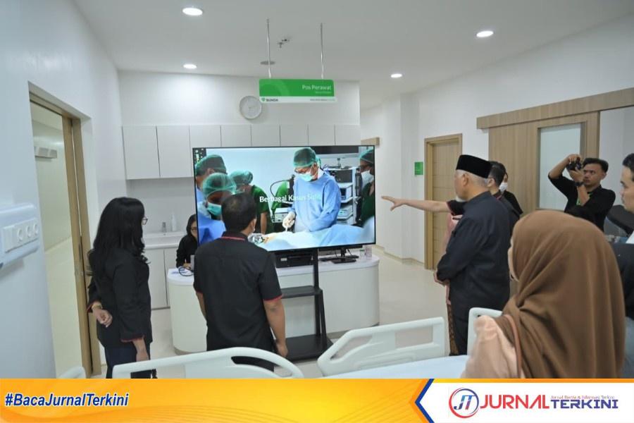 Gubernur Sumbar, Mahyeldi Ansharullah saat meninjau Gedung Baru RSU Bunda Padang. (Foto Adpim Sumbar).