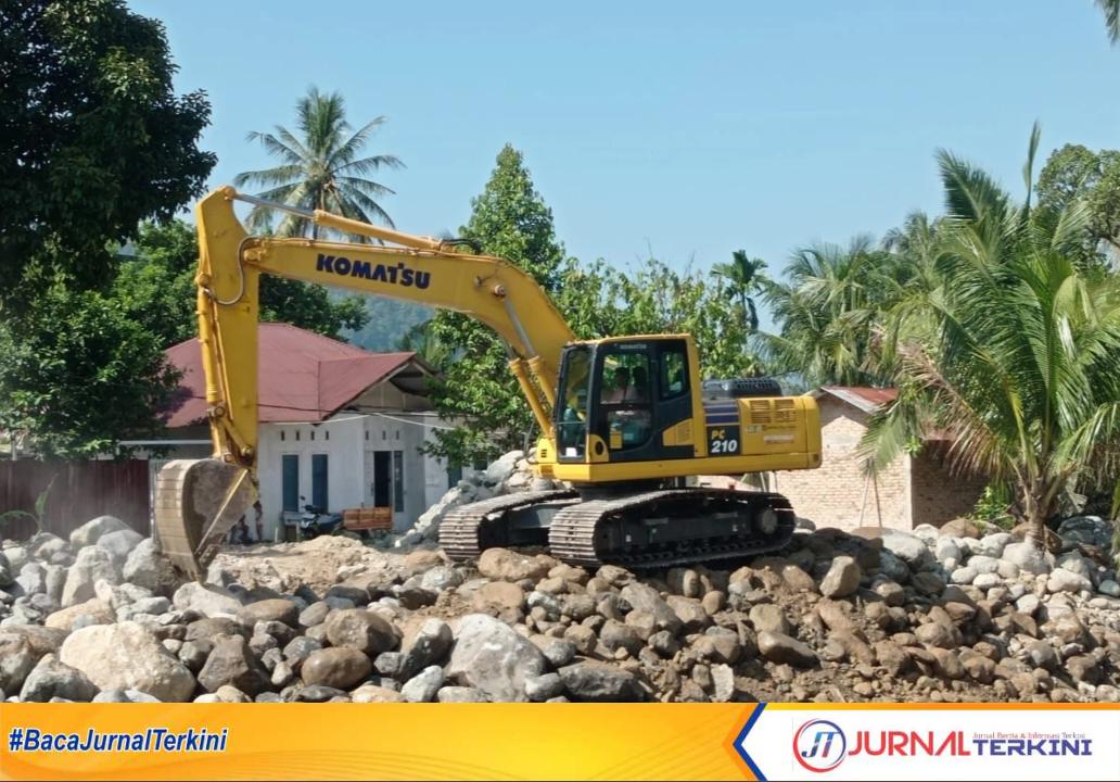 Kegiatan pemulihan jaringan irigasi di Kota Padang. (Foto: Prokopim Padang).