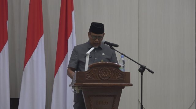 Ket Foto: Sekda Tantawi Jauhari Menyampaikan Tanggapan Bupati di Rapat Paripurna DPRD Inhil