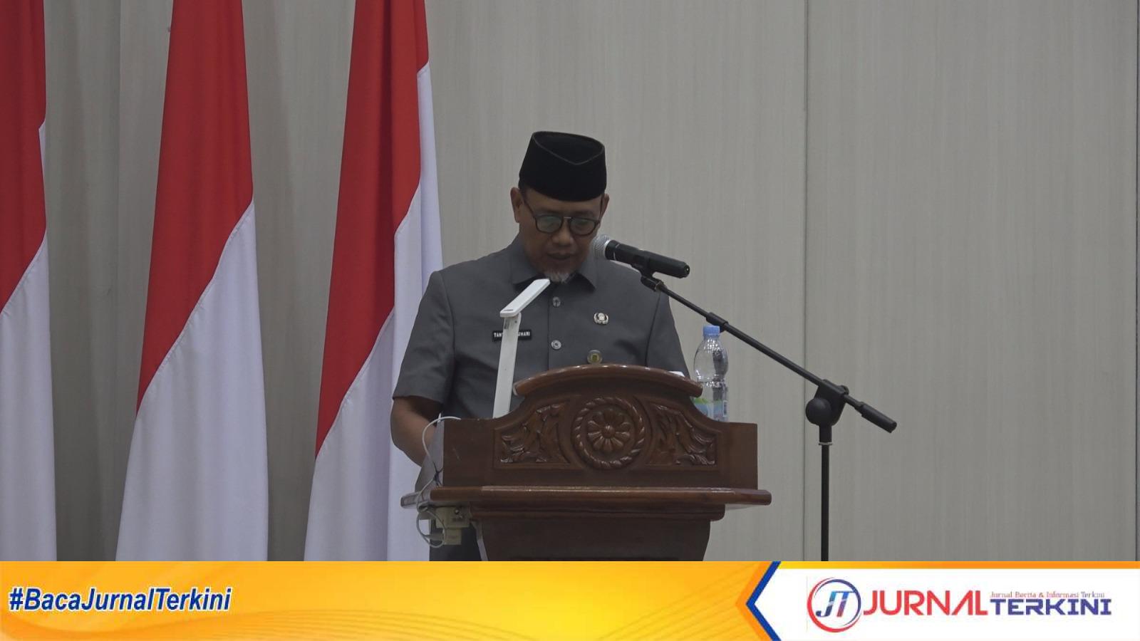 Ket Foto: Sekda Tantawi Jauhari Menyampaikan Tanggapan Bupati di Rapat Paripurna DPRD Inhil
