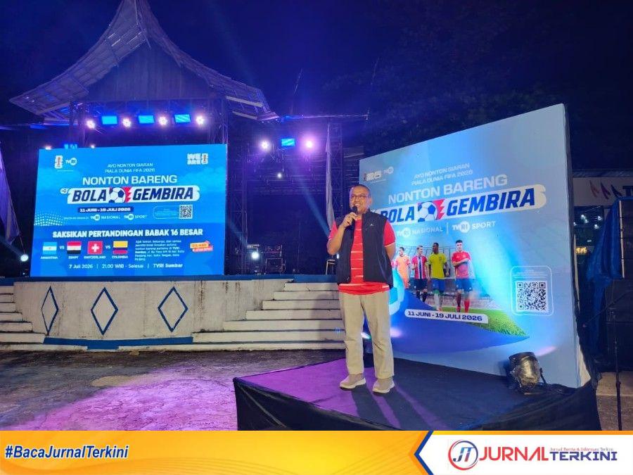 Sekdaprov Sumbar, Arry Yuswandi, menghadiri kegiatan nobar pertandingan babak 16 besar Piala Dunia 2026 (Foto. Adpim Sumbar)