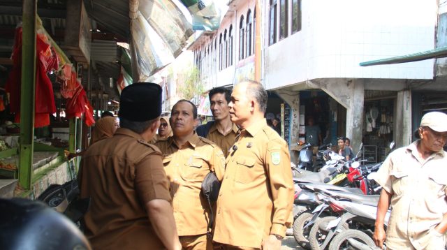 Ket Foto: Bupati Inhil H Herman saat meninjau Tempat Penampungan Sementara (TPS) bagi pedagang di Jalan Yos Sudarso, Tembilahan,