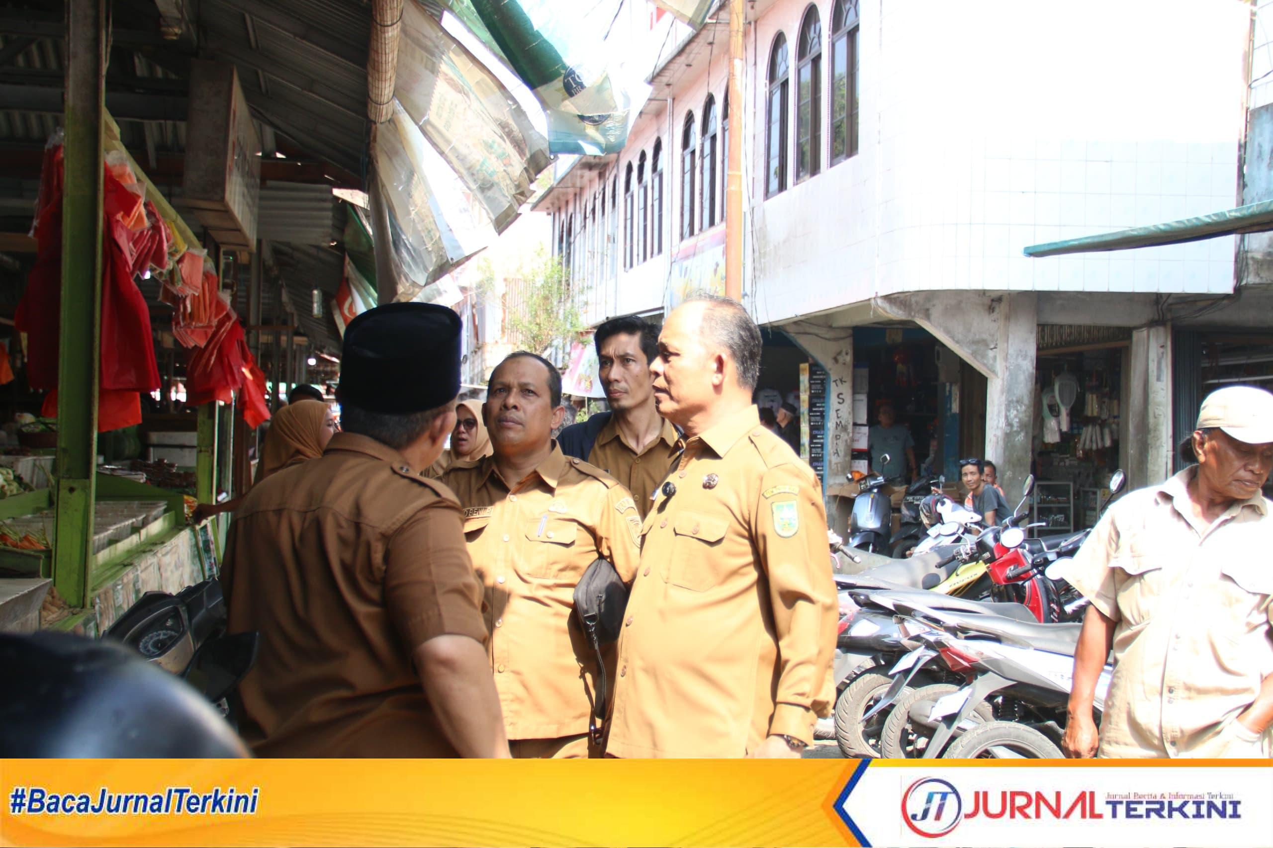 Ket Foto: Bupati Inhil H Herman saat meninjau Tempat Penampungan Sementara (TPS) bagi pedagang di Jalan Yos Sudarso, Tembilahan,