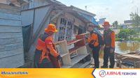 Ket Foto: Tim BPBD Inhil melakukan evakuasi harta benda korban abrasi (longsor) di Sungai Udang Desa Sungai Nyiur