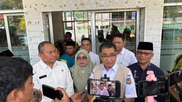 Direktur Jenderal Politik dan Pemerintahan Umum Kemendagri, Prof. HC. Dr. Drs. Akmal Malik, M.Si saat mengunjungi MAN 3 Padang. (Foto. Adpim Sumbar)