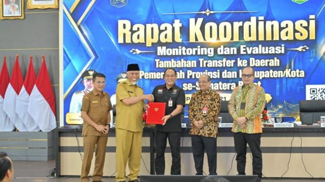 Rapat Monitoring dan Evaluasi Percepatan Rehabilitasi dan Rekonstruksi Pascabencana di Sumbar. (Foto Adpim Sumbar).