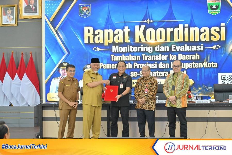 Rapat Monitoring dan Evaluasi Percepatan Rehabilitasi dan Rekonstruksi Pascabencana di Sumbar. (Foto Adpim Sumbar).
