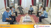 Gubernur Sumbar, Mahyeldi Ansharullah saat menerima audiensi Kepala BMKG Stasiun Geofisika Padang Panjang. (Foto Adpim Sumbar).