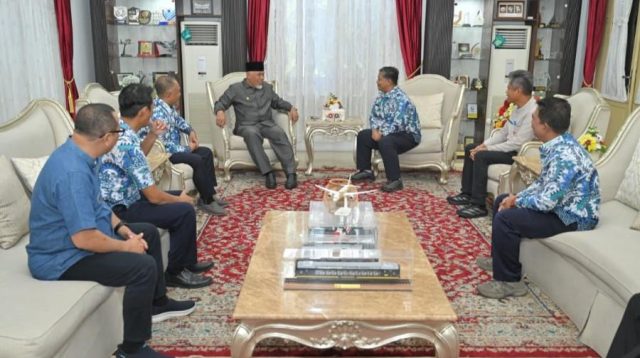Gubernur Sumbar, Mahyeldi Ansharullah saat menerima audiensi Kepala BMKG Stasiun Geofisika Padang Panjang. (Foto Adpim Sumbar).