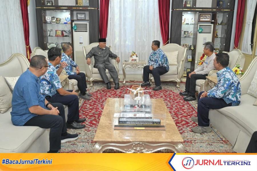 Gubernur Sumbar, Mahyeldi Ansharullah saat menerima audiensi Kepala BMKG Stasiun Geofisika Padang Panjang. (Foto Adpim Sumbar).