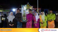 IMG-20260724-WA0012 Ket Foto: Bupati Inhil saat menyerahkan trofi dan penghargaan kepada para juara pada setiap cabang perlombaan. Pelaksanaan MTQ di Pulau Burung