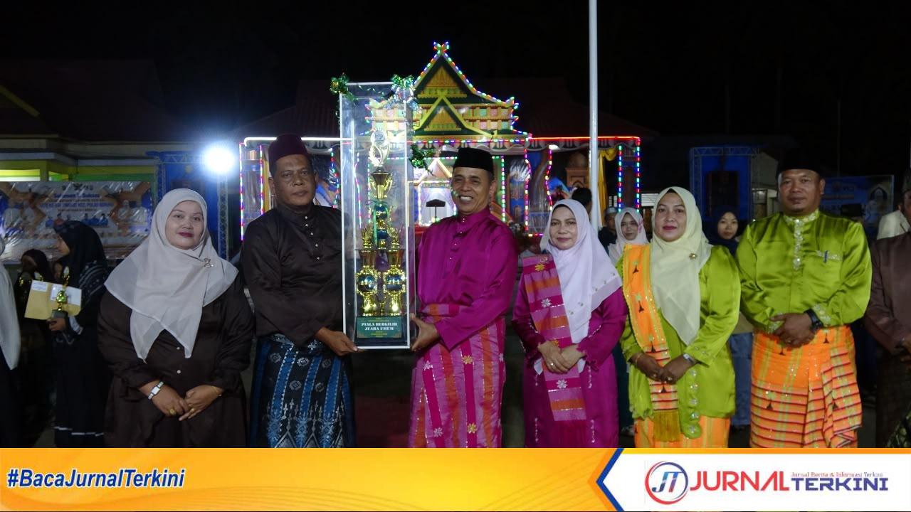 Ket Foto: Bupati Inhil saat menyerahkan trofi dan penghargaan kepada para juara pada setiap cabang perlombaan. Pelaksanaan MTQ di Pulau Burung