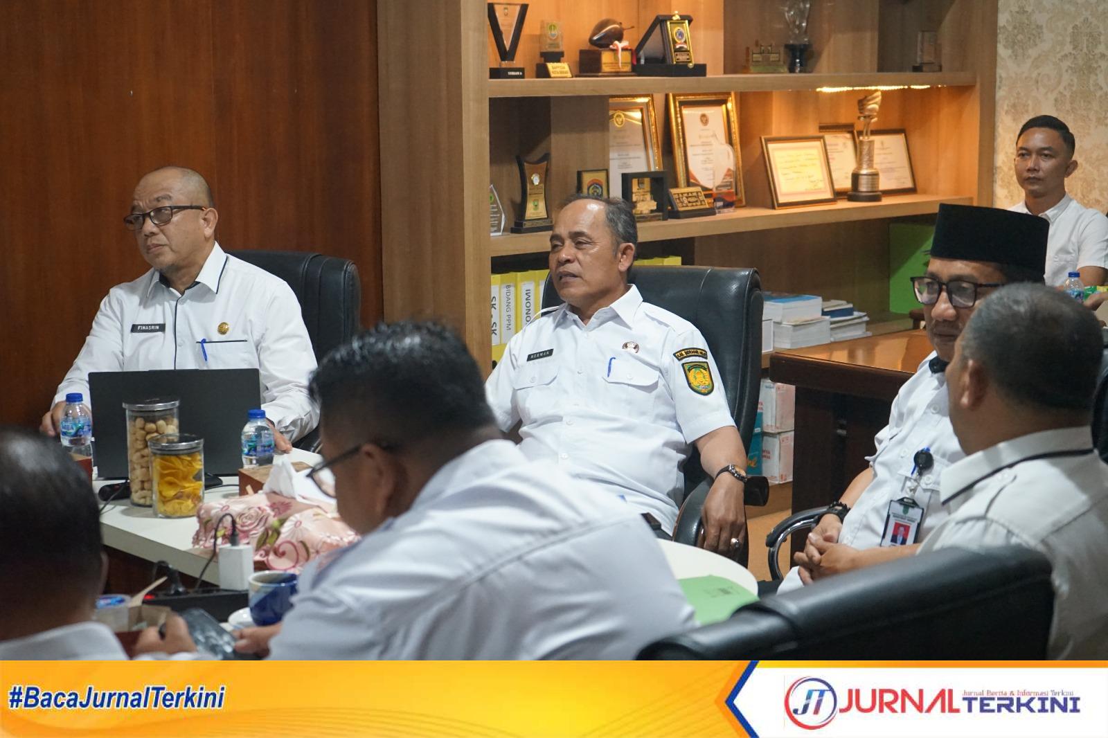 Ket Foto: Bupati Inhil H Herman saat memimpin Rapat (KB DBH) Tahun Anggaran 2027 di Ruang Rapat Kepala Bapperida