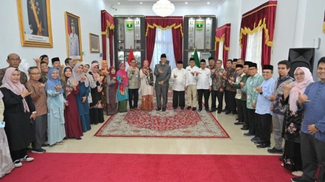 Penyerahan hibah buku Yayasan Satu Pena kepada perguruan tinggi se-Sumbar. (Foto Adpim Sumbar).