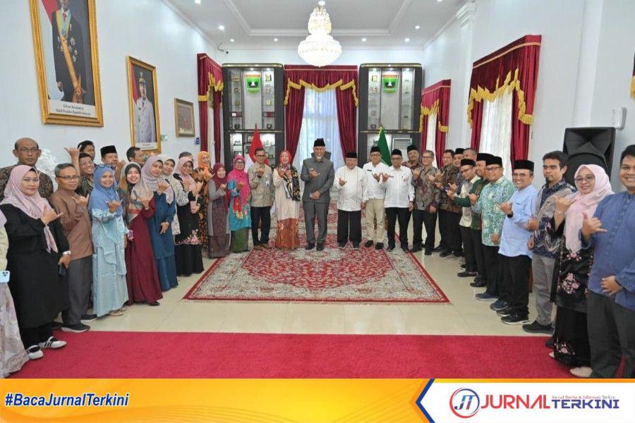 Penyerahan hibah buku Yayasan Satu Pena kepada perguruan tinggi se-Sumbar. (Foto Adpim Sumbar).