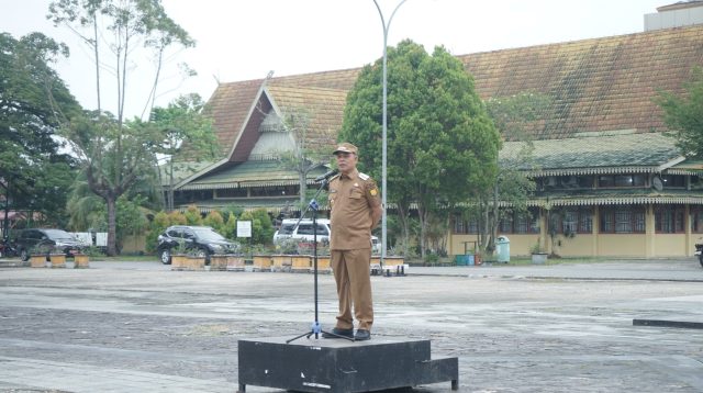 Ket Foto: Bupati Inhil H Herman memimpin apel Gabungan