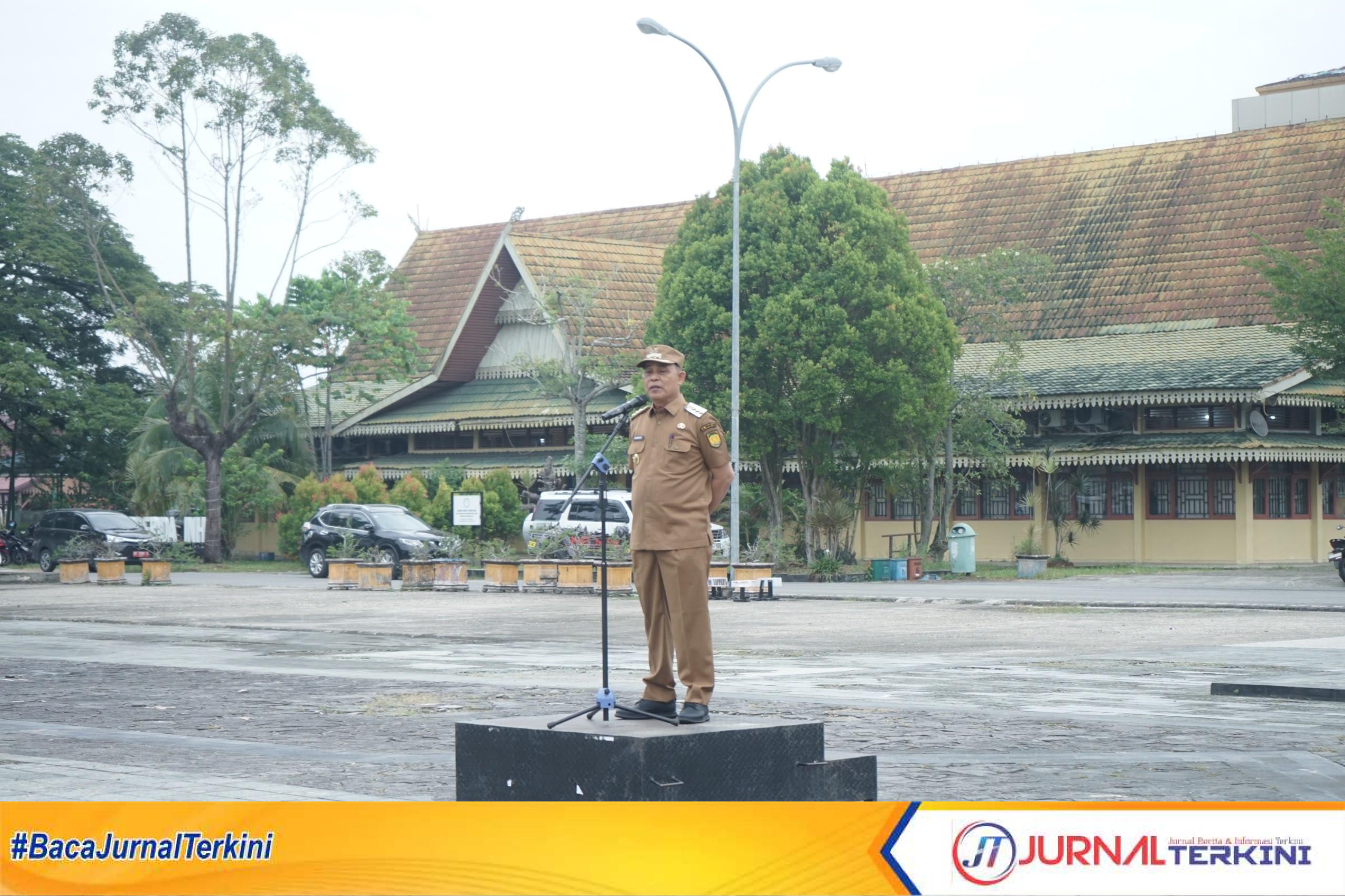 Ket Foto: Bupati Inhil H Herman memimpin apel Gabungan