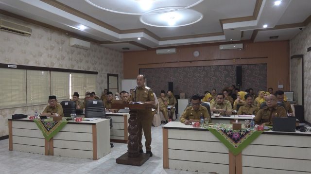 Bupati Indragiri Hilir H. Herman mengikuti Evaluasi (SAKIP) bersama Tim Evaluato (KemenPAN-RB) secara virtual di Aula Rapat Kantor Bapperida Inhil, Selasa (28/07/2026).