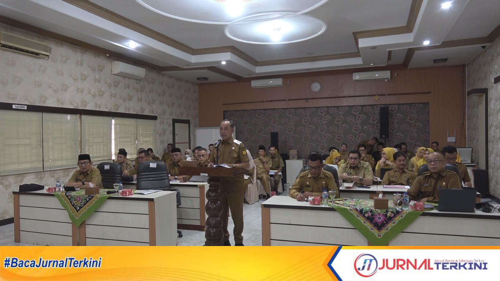 Bupati Indragiri Hilir H. Herman mengikuti Evaluasi (SAKIP) bersama Tim Evaluato (KemenPAN-RB) secara virtual di Aula Rapat Kantor Bapperida Inhil, Selasa (28/07/2026).