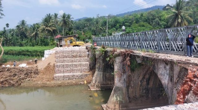 Jembatan Bailey penghubung vital Sitangkai–Tanjung Ampalu. (Foto Adpim Sumbar).