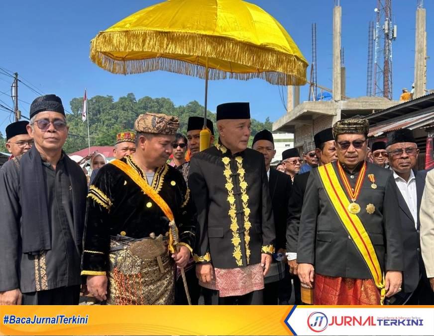 Acara Penobatan Rajo Adat Aia Bangih di Rumah Gadang Rajo Aia Bangih, Kabupaten Pasaman Barat. (Foto. Adpim Sumbar)