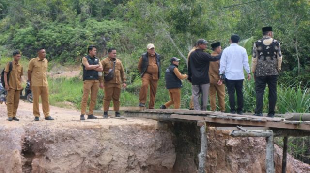 Wakil Bupati Karimun Rocky Marciano Bawole meninjau wilayah 3t selat mie