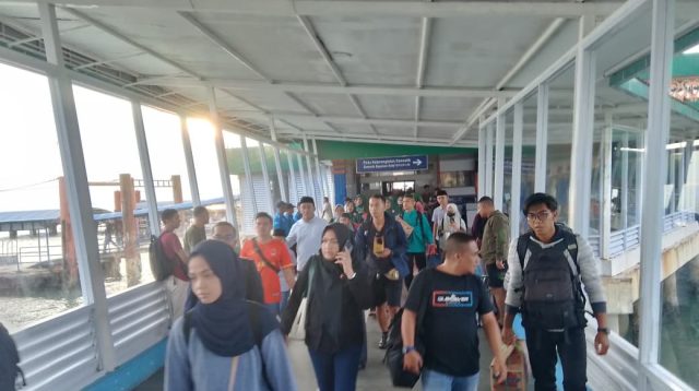 Total 80 orang kafilah Anambas yang terdiri dari peserta, panitia, dan pelatih siap berlaga di ajang MTQH Provinsi Kepri baru tiba di Tanjungpinang.FOTO:FENDI