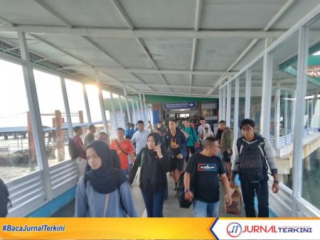 Total 80 orang kafilah Anambas yang terdiri dari peserta, panitia, dan pelatih siap berlaga di ajang MTQH Provinsi Kepri baru tiba di Tanjungpinang.FOTO:FENDI