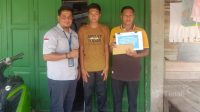 bantuan-siswa-berprestasi-karimun-dari-timah PT Timah Tbk menyalurkan bantuan biaya pendidikan kepada Aditya untuk melanjutkan pendidikan ke SMA Negeri 4 Kundur Barat. (Timah)