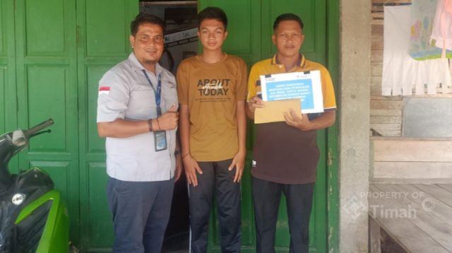 PT Timah Tbk menyalurkan bantuan biaya pendidikan kepada Aditya untuk melanjutkan pendidikan ke SMA Negeri 4 Kundur Barat. (Timah)