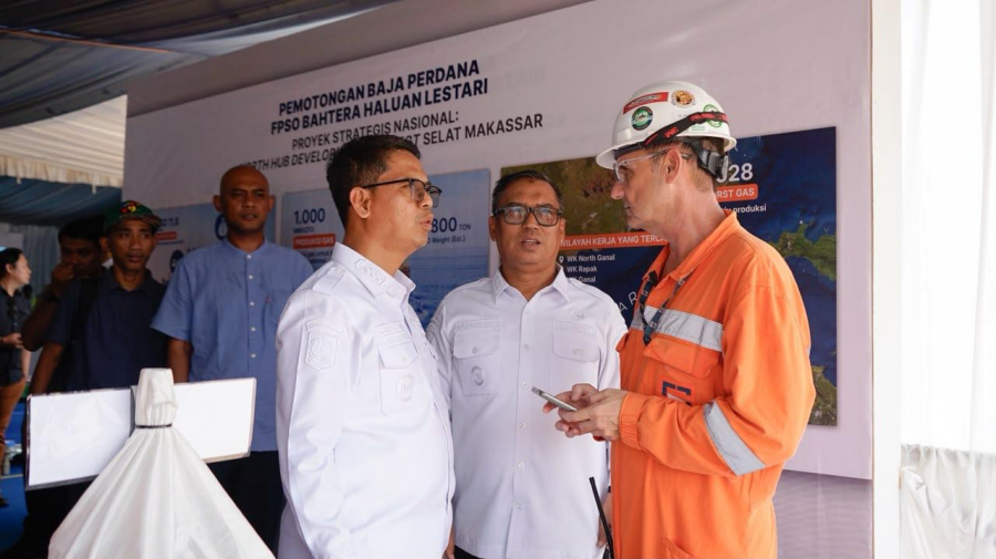 Bupati Karimun Iskandarsyah (kanan) dalam acara peresmian tahap pemotongan baja perdana (First Steel Cut) dan peletakan lunas (Keel Laying) lambung kapal modul Topside FPSO Bahtera Haluan Lestari di fasilitas PT Saipem, Kabupaten Karimun