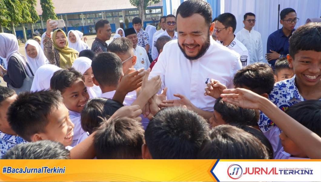 Wali Kota Padang, Fadly Amran saat meluncurkan layanan jemput bola pembuatan KIA. (Foto Prokopim Padang).