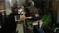 Direktur Perusahaan Daerah (Perumda) Tirta Mulia Karimun, Ferry Kurniawan turun langsung dalam perbaikan kebocoran pipa transmisi utama berdiameter 14 inci di tiga titik sekaligus pada Minggu (19/7/2026) malam. (foto: PDAM Tirta Mulia Karimun)