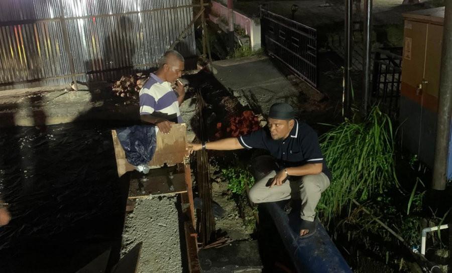 Direktur Perusahaan Daerah (Perumda) Tirta Mulia Karimun, Ferry Kurniawan turun langsung dalam perbaikan kebocoran pipa transmisi utama berdiameter 14 inci di tiga titik sekaligus pada Minggu (19/7/2026) malam. (foto: PDAM Tirta Mulia Karimun)