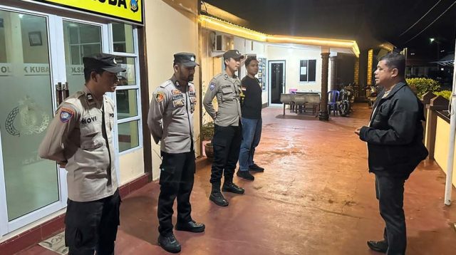 Personel Polsek Kuba menerima pengarahan sebelum menggelar patroli untuk mencegah premanisme dan balap liar di wilayah hukum Polsek Kuba, Kecamatan Kiundur Barat, Kabupaten Karimun, Kepulauan Riau, Senin (27/7/2026) malam. (foto: dokumen Humas Polres Karimun)