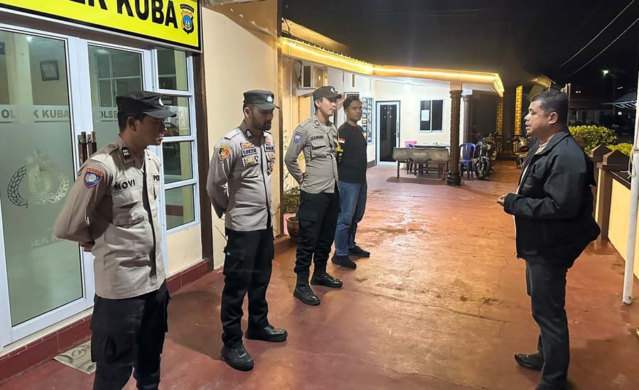 Personel Polsek Kuba menerima pengarahan sebelum menggelar patroli untuk mencegah premanisme dan balap liar di wilayah hukum Polsek Kuba, Kecamatan Kiundur Barat, Kabupaten Karimun, Kepulauan Riau, Senin (27/7/2026) malam. (foto: dokumen Humas Polres Karimun)