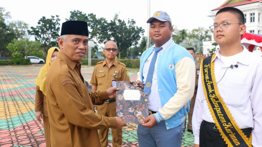 Sekda Karimun Sularno saat memimpin upacara peringatan Hari Anak Nasional (HAN) ke-42 di halaman Kantor Bupati Karimun, Senin (27/7/2026). (Foto: Diskominfostaper Karimun)