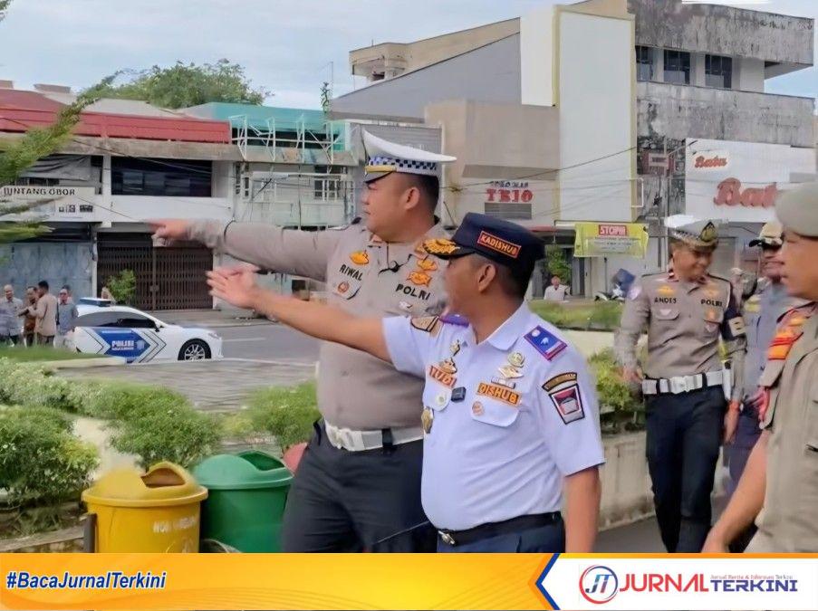 Kadishub Kota Padang, Yudi Indra Syani saat bersama Kasat Lantas Polresta Padang, AKP Riwal Maulidinata. (Foto: Pemko Padang).