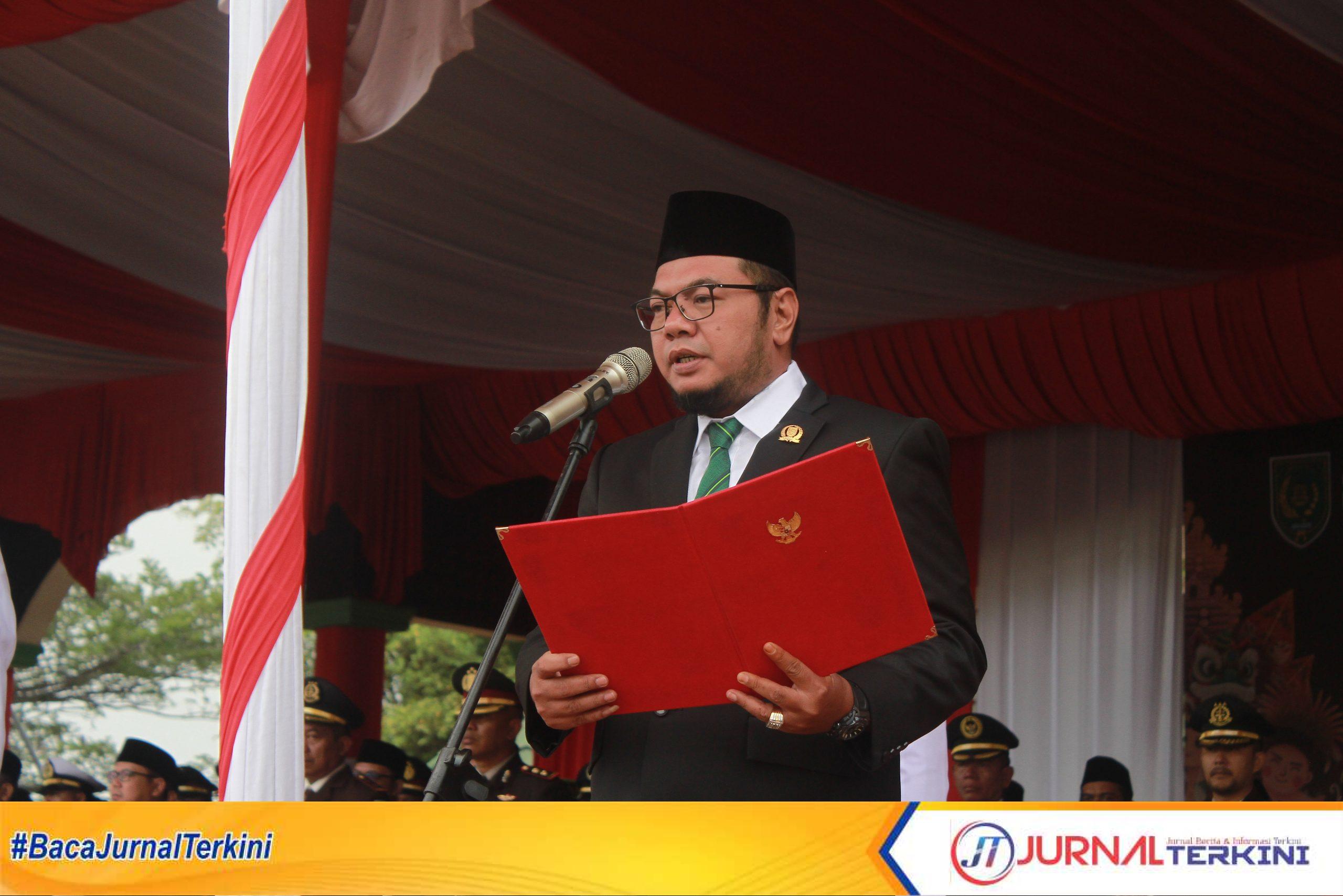 Ket Foto: Ketua DPRD kab Inhil Iwan Taruna, ST., M.Si., Bacakan Teks Proklamasi HUT RI ke 81
