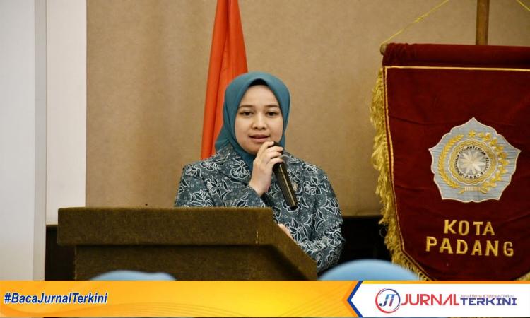 TP-PKK Kota Padang Dian Puspita Fadly Amran saat memberikan sambutan. (Foto Prokopim Padang)