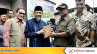 Wakil Wali Kota Padang, Maigus Nasir Serahkan Huntap Mandiri di Kuranji Kota Padang. ( Foto: Pemko Padang).
