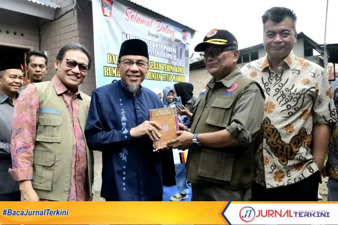 Wakil Wali Kota Padang, Maigus Nasir Serahkan Huntap Mandiri di Kuranji Kota Padang. ( Foto: Pemko Padang).