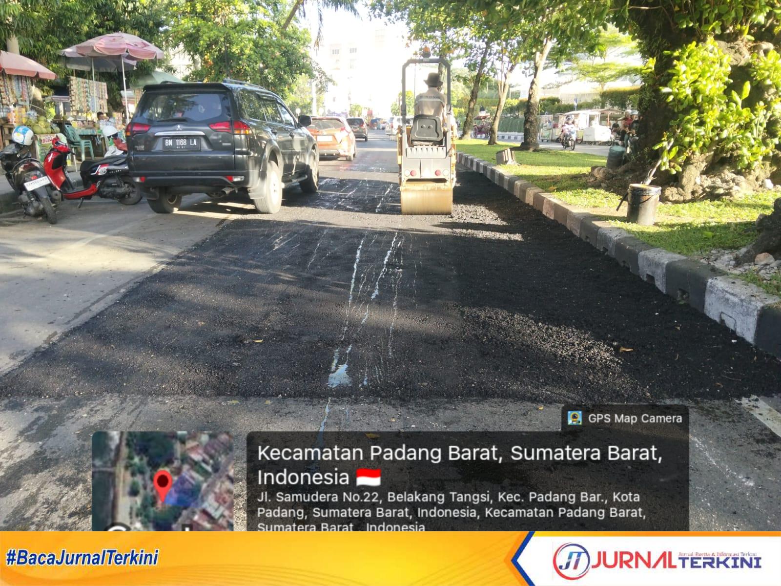 Perbaikan jalan berlubang di Kota Padang. (Pemko Padang).