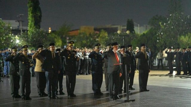 Gubernur Sumbar, Mahyeldi Ansharullah pimpin Apel Kehormatan dan Renungan Suci di Taman Makam Pahlawan Kusuma Negara Lolong Padang, Minggu (17/8/2026) (Foto : Dok. Makopim/Ab)