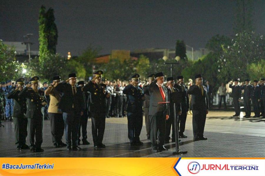 Gubernur Sumbar, Mahyeldi Ansharullah pimpin Apel Kehormatan dan Renungan Suci di Taman Makam Pahlawan Kusuma Negara Lolong Padang, Minggu (17/8/2026) (Foto : Dok. Makopim/Ab)
